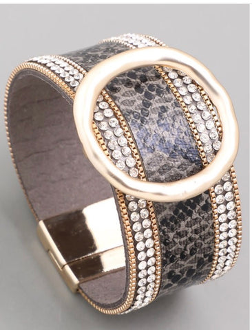 Bracelet leather cuff with ring magnetic closure